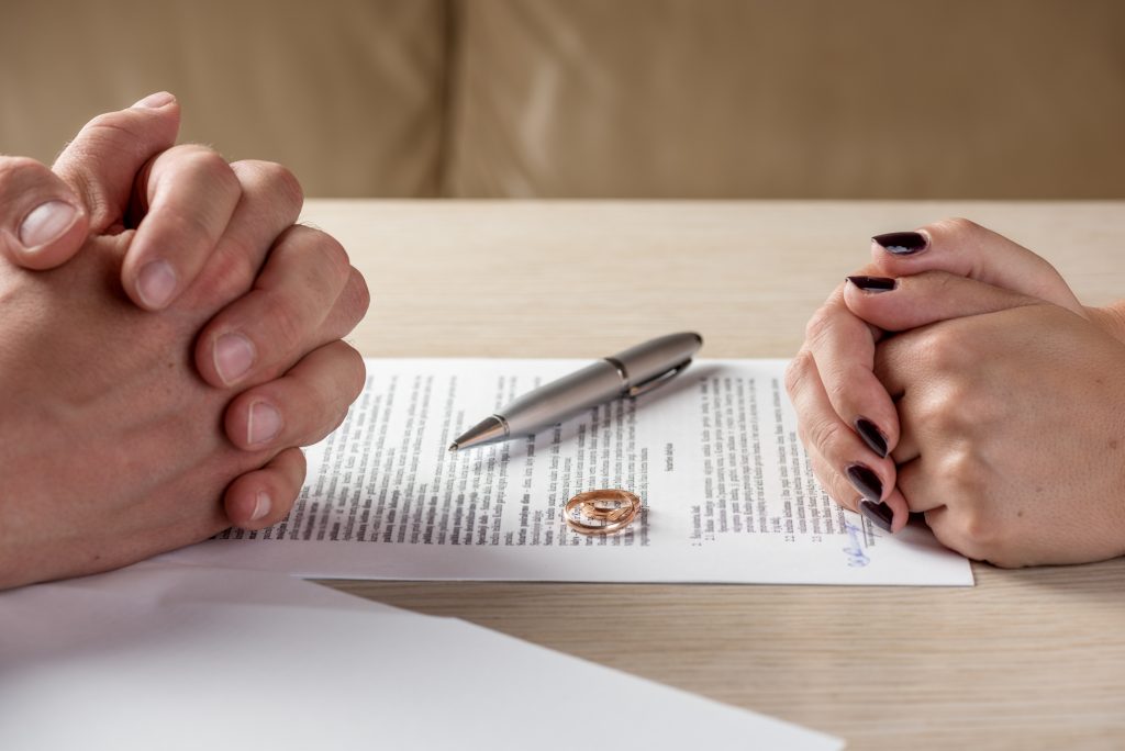 Mari et femme signant un document confirmant l'arrêt de leur mariage