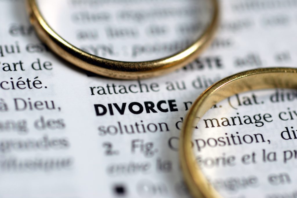 Définition du divorce avec deux alliances au front