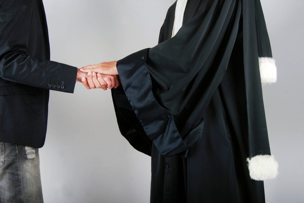 Image d'un avocat et d'un civil serrant les mains, image représentant la confiance apporté a l'avocat de défendre les meilleurs intérêts d'un client