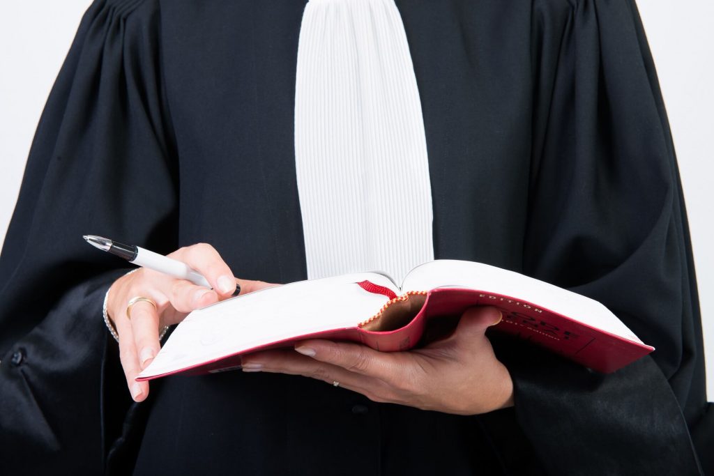 Un avocat avec sa robe consultant les lois
